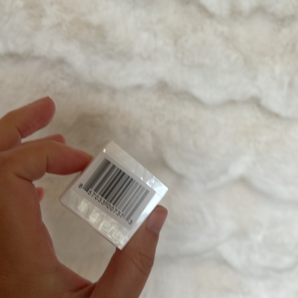White eyeliner sharpener with Signature Logo - Picture 5 of 7